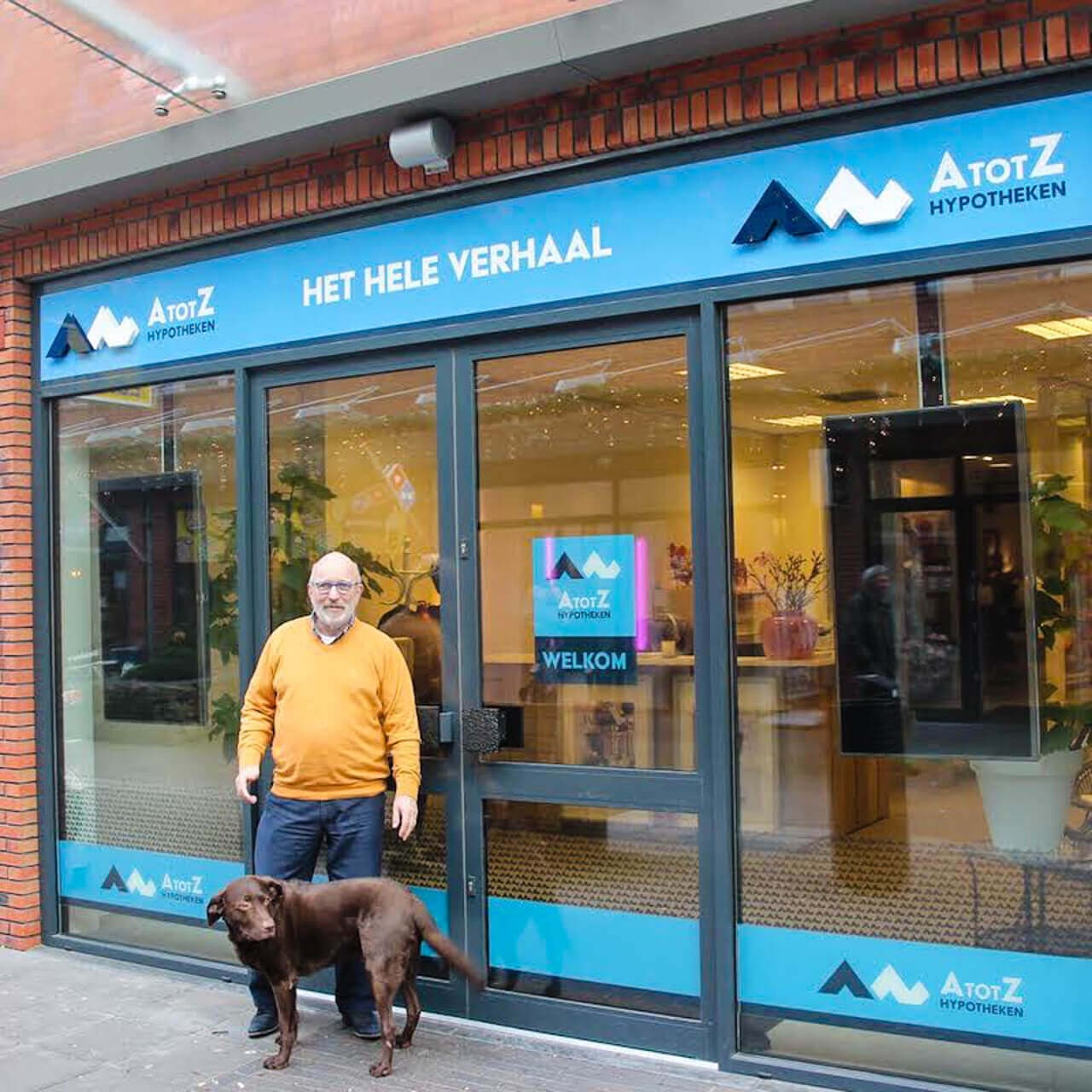 Peter Leibbrand met zijn hond voor het kantoor van A tot Z Hypotheken aan de Europaboulevard